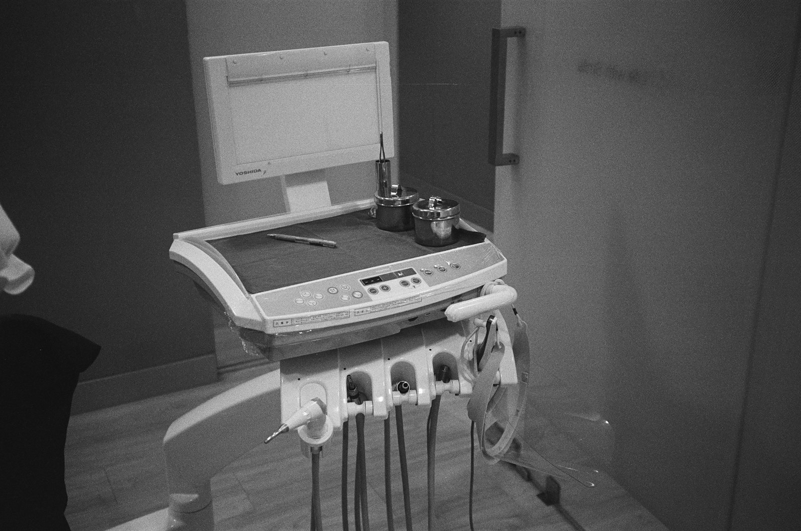 Modernes Dental-Equipment mit Monitor und Werkzeugen für die Vorsorgeuntersuchung
